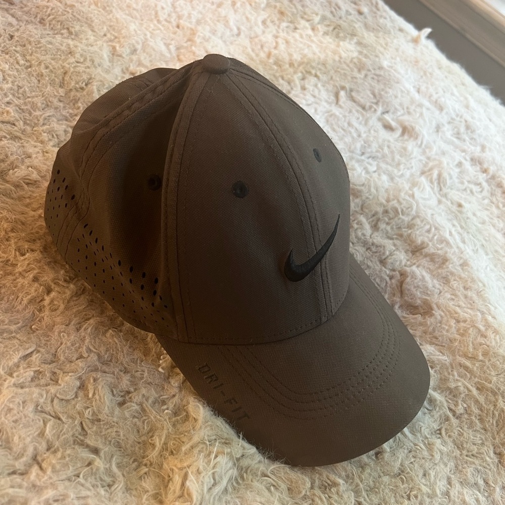NIKE Dri-Fit Fitted Hat Dark Brown Men’s Teen